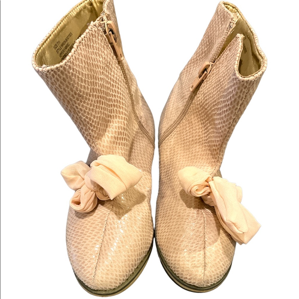 Peachy pink Joyfolie booties